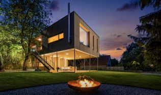 Podívejte se do domu nad Vltavou, který je aktuálně na prodej. Moderní architektura tu citlivě splývá s okolní krajinou