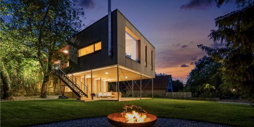 Podívejte se do domu nad Vltavou, který je aktuálně na prodej. Moderní architektura tu citlivě splývá s okolní krajinou