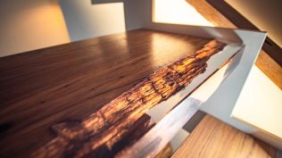 Stavba není sen - Yasmin apartmán - Podívejte se na naprostý unikát - schodiště z dubového dřeva starých stromů zalité v čiré pryskyřici!