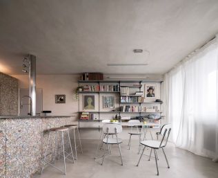 Podívejte se na zajímavou rekonstrukci malého panelákového bytu s využitím odpadového materiálu