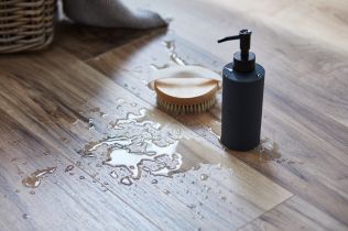 Podlaha vyrobená z obnovitelných zdrojů, jejíž vlastnosti ocení jak rodiny, tak majitelé komerčních prostor