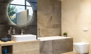 Stylové koupelny plné inspirace - Jemné kontrasty vytvořené použitím různých odstínů a formátů