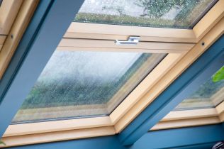 Proč se rosí okna: Příčiny a řešení problému rosení oken