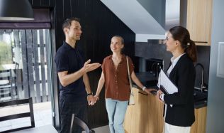 Prodej nemovitosti: Kdy dává smysl makléř a kdy zvládnete prodej sami