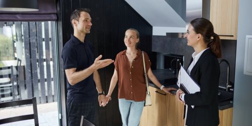 Prodej nemovitosti: Kdy dává smysl makléř a kdy zvládnete prodej sami