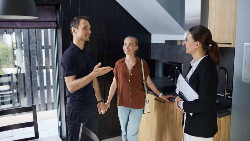 Prodej nemovitosti: Kdy dává smysl makléř a kdy zvládnete prodej sami