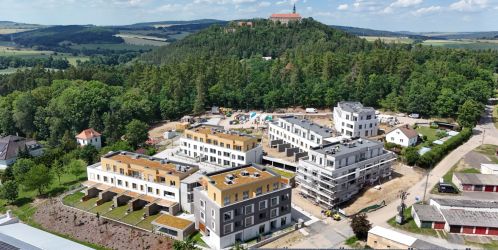 Developerské projekty k prodeji - Projekt U Daliborky v Nepomuku pokračuje podle plánu. První obyvatelé už bydlí