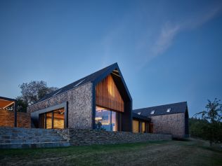 Působivý Chalet Karlov je ukázkou moderního designu při použití tradičních materiálů