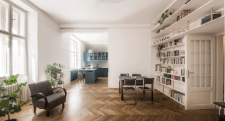 Původní odhalené omítky i barevný kuchyňský kout, to jsou přednosti rekonstrukce bytu na Letné