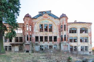 Chátrající skvosty - Realiťáci s kamerou: Dříve světoznámá sklárna Elias Palme je na prodej za cenu pozemku