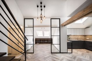 Rekonstrukce mezonetového bytu na Starém Městě dokonale využila celý prostor