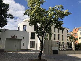 Developerské projekty k prodeji - Reportáž: Prohlédněte si dostavěný projekt Bubeneč Gardens. Exkluzivní byty v něm jsou v prodeji!