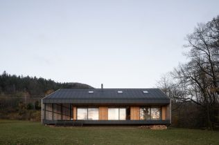 Rodinný dům s krásnými výhledy dokáže splynout se svým okolím