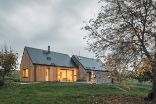 Tady chcete žít! Rodinný dům u lesa kombinuje tradice i moderní design.