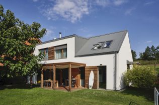 Rodinný dům v Suchdole byl původně svatební dar. Jak se bydlí v domku pro snowboardisty?