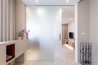 Skleněné příčky jsou designovým prvkem, který váš domov ozvláštní a prosvětlí 