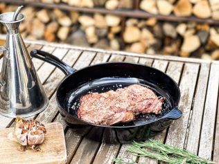 SOUTĚŽ: Litinová sada nádobí se hodí jak do kuchyně, tak na gril. Hrajte o nádobí za 8 000 korun 