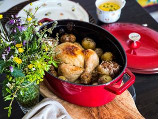 SOUTĚŽ: Stále máte možnost vyhrát litinovou sadu nádobí, která se hodí jak do kuchyně, tak na gril. Hrajte o nádobí za 8 000 korun