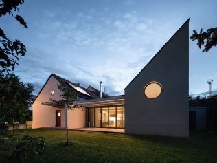 Starší rodinný dům na vesnici se proměnil v příjemné moderní místo k životu