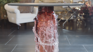 Unikátní novinka - keramický stůl s ručně foukanou skleněnou nohou