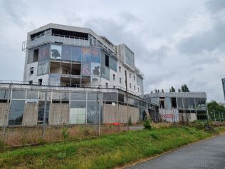 V Plzni odstartovalo dlouho očekávané vyklízení největší černé stavby ve městě