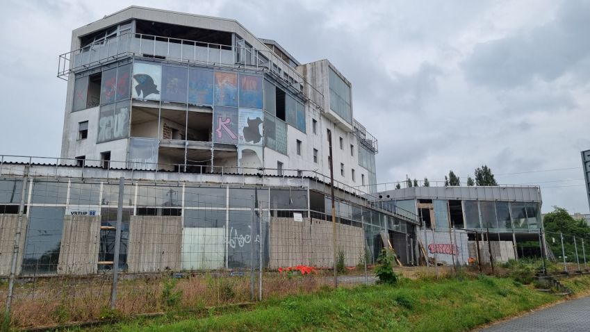 V Plzni odstartovalo dlouho očekávané vyklízení největší černé stavby ve městě