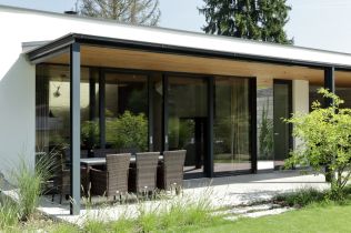 V pražských Klánovicích vyrostl minimalistický dvojdomek pro surfaře inspirovaný životním stylem na Bali