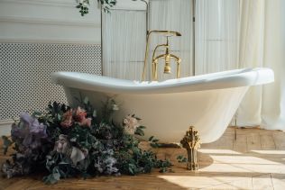 Vanové baterie v elegantní zlaté barvě zaručí luxusní prostor