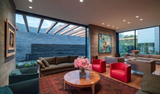 Velkoformátová okna či prosklené rohy, to jsou aktuální trendy architektury rodinných domů
