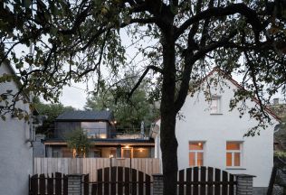 Víkendový dům v Bukovanech v sobě propojuje moderní prvky i tradiční postupy