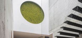 Vítězný projekt Czech Interior Award: Unikátní vstupní prostor rodinné vily skvěle propojuje interiér s exteriérem