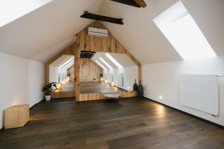 Vybavení jógovny ze dřeva starých stromů jde ruku v ruce s harmonií přírody 