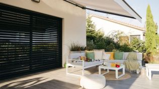 Jak se žije v domě s inteligentní domácností? - Vybíráte markýzu na léto? Sáhněte po moderní motorizované variantě