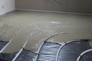 Vyrovnejte podlahu v té nejtenčí vrstvě se samonivelační litou stěrkou