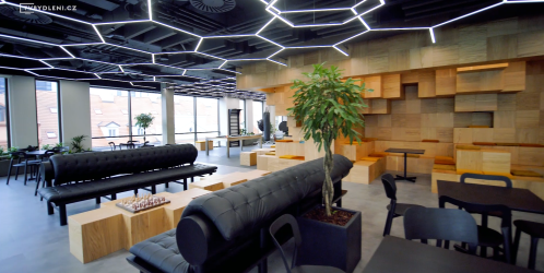 Stavba není sen 5 - 4. díl - Z obyčejných kanceláří vzniklo multifunkční centrum inspirované hrou Minecraft. Inteligentní strop, kavárna, podcastové studio i skluzavka mezi patry!