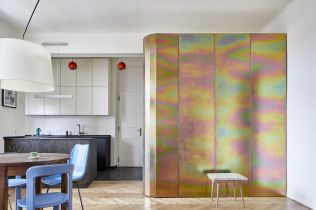 Zajímavé netypické prvky a šatna z galvanického plechu - to je nový interiér v jednom z nuselských bytů