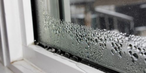 Zamlžená okna v zimě. Kdy je to normální a kdy už problém