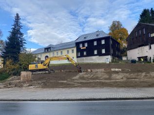 Zchátralá kavárna v centru Železné Rudy je už minulostí, na jejím místě vznikne náměstí