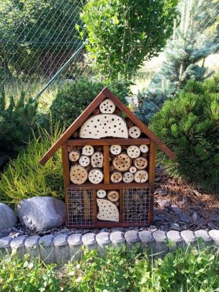 Život do zahrady vrátí rostliny i hmyzí hotel