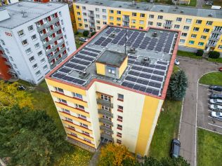 Vybíráme fotovoltaickou elektrárnu - Zvažujete fotovoltaiku na bytový dům, ale bojíte se složitosti instalace? Podívejte se na kompletní průběh realizace!